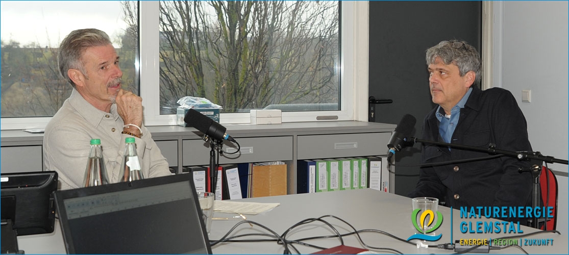 Geschäftsführer der Naturenergie Glemstal Ulrich Ramsaier im Gespräch mit Moderator Michael Antwerpes